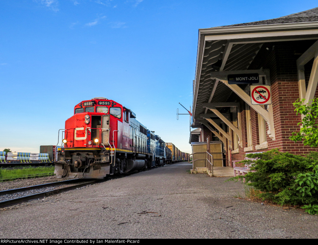 CN 9591 leads 559 at Mont-Joli station